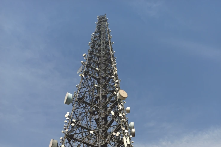 Self standing mast